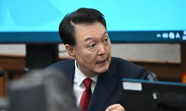 尹锡悦接受调查，要求换人改笔录！你想想，一个前检察官被调