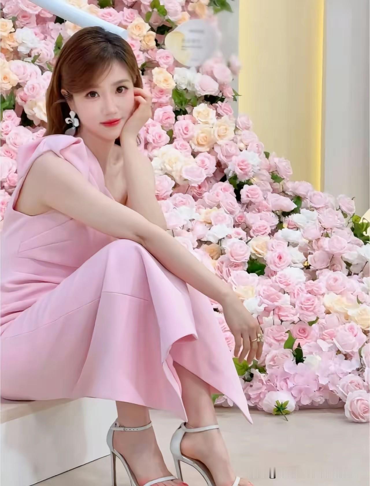 优雅又娇俏的粉裙造型，美到心巴上。