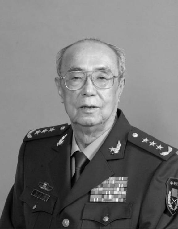 1990年，总政治部召开全军干部会议，杨白冰主任正在讲话，突然下面递上来一张纸条