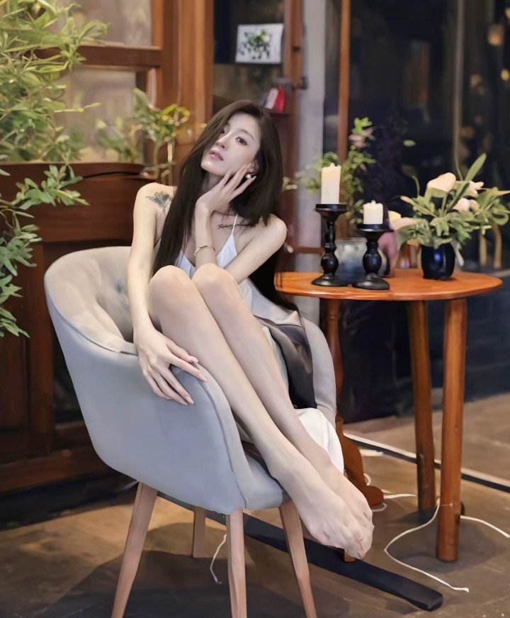 白衣闺秀，托腮卖萌