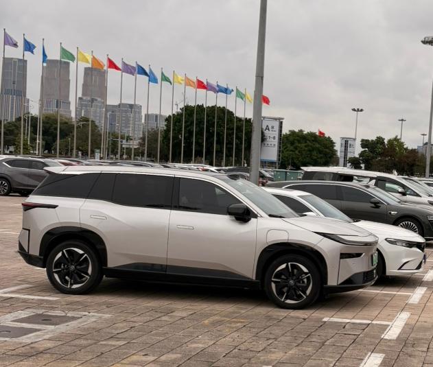 以前老是说我们国内的车，税比较重，比美国的车贵很多，但是好像近几年没有这样的说