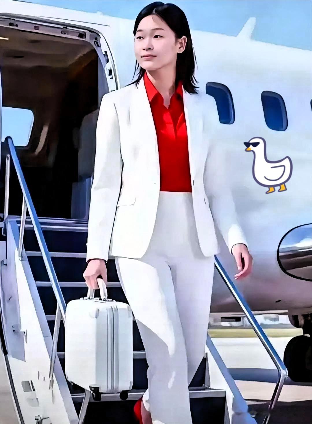 全红婵参加某航空公司公益项目，与其他奥运冠军共同传播体育精神。活动中，她从泳