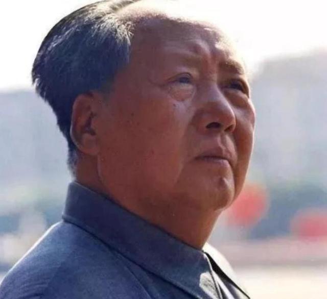 1976年9月8日，毛主席病危，他吃力地握笔写下三道横杠，又敲了三下木床，陪护人