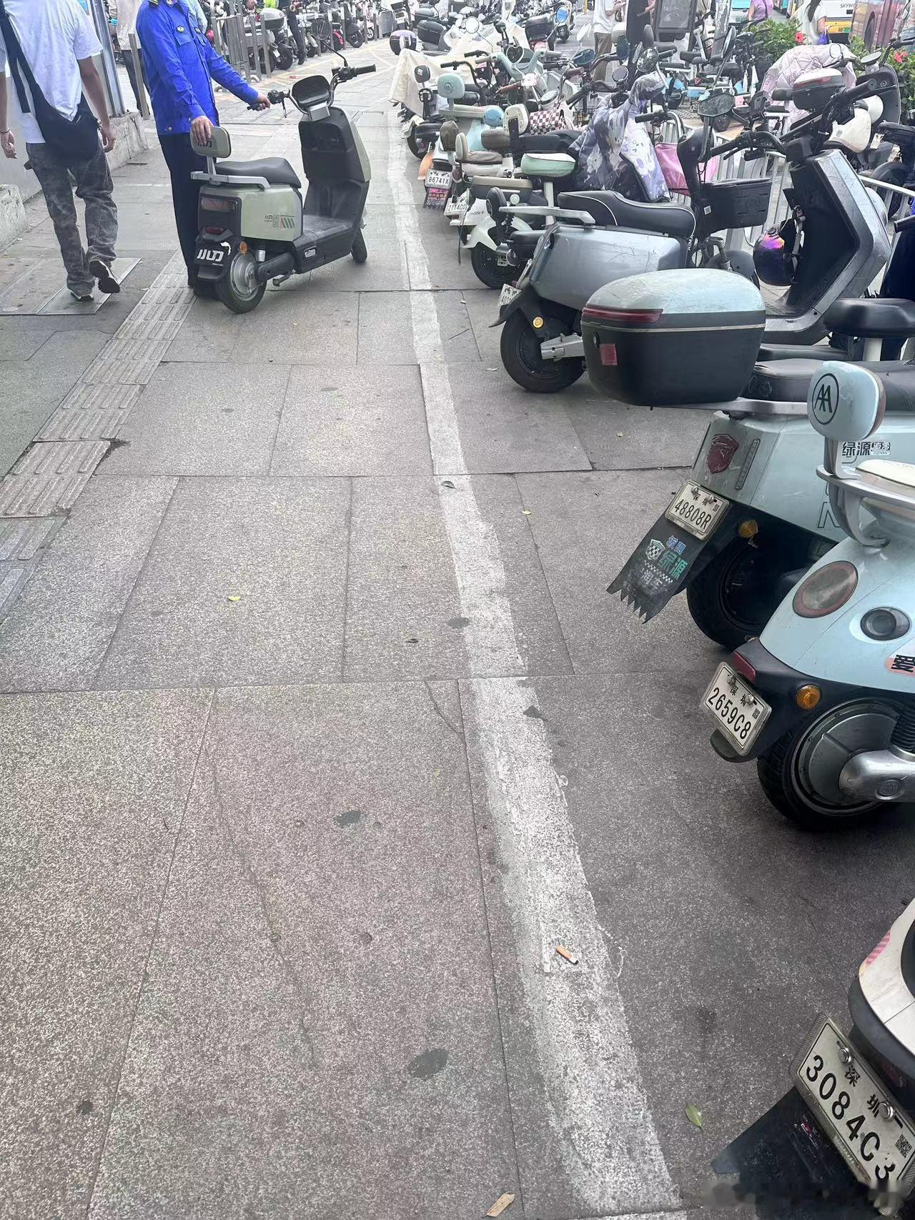 群友说：深圳终于开始整治电动车，无牌电动车被拉走了，在旁边看了一会儿，力度还是很