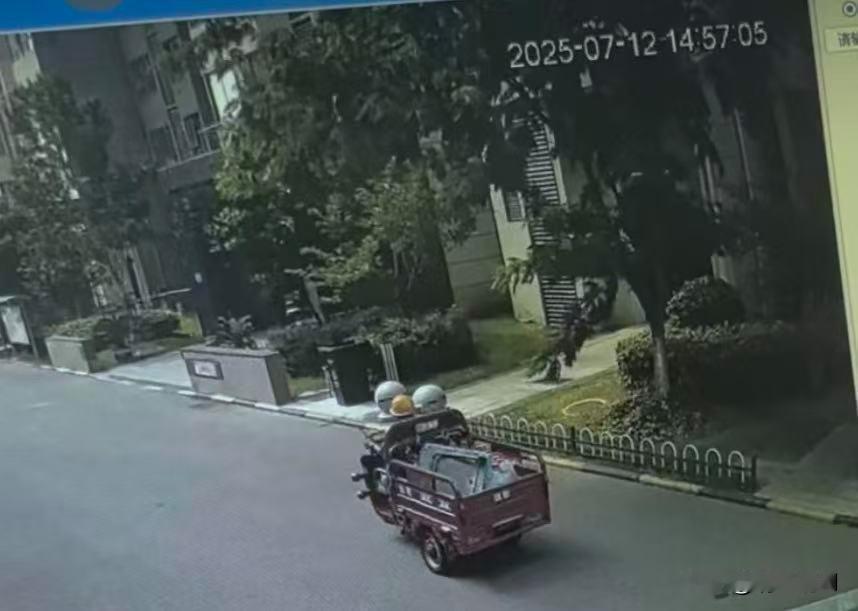 1月27日，据澎湃新闻报道，武汉的陈女士称3岁儿子在单元楼前玩，一名72岁的送水