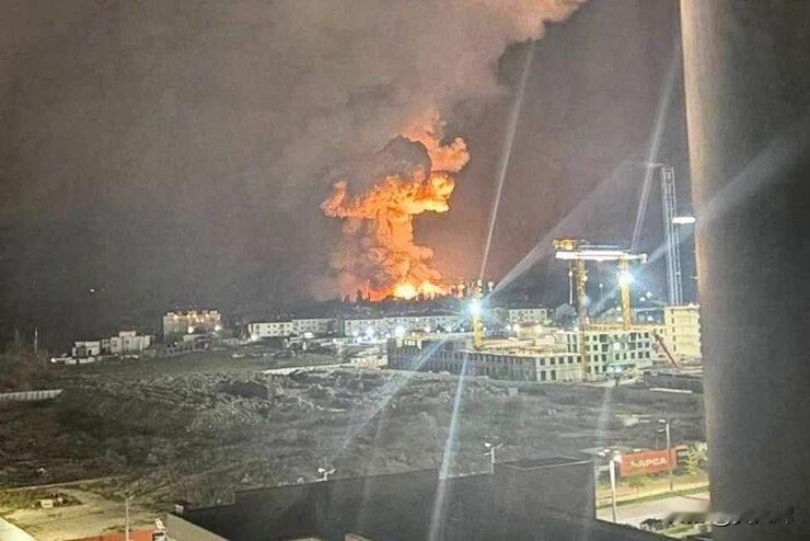 路透社援引消息人士报道，乌克兰导弹及无人机袭击后，俄罗斯新罗西斯克港已暂时停止石