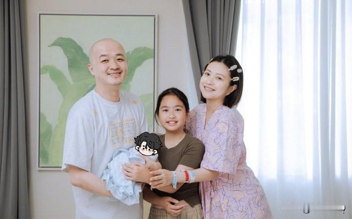 包贝尔和包文婧的二胎孩子面条子出生了，虽然没有公布长相，但从照片来看，打码头像是