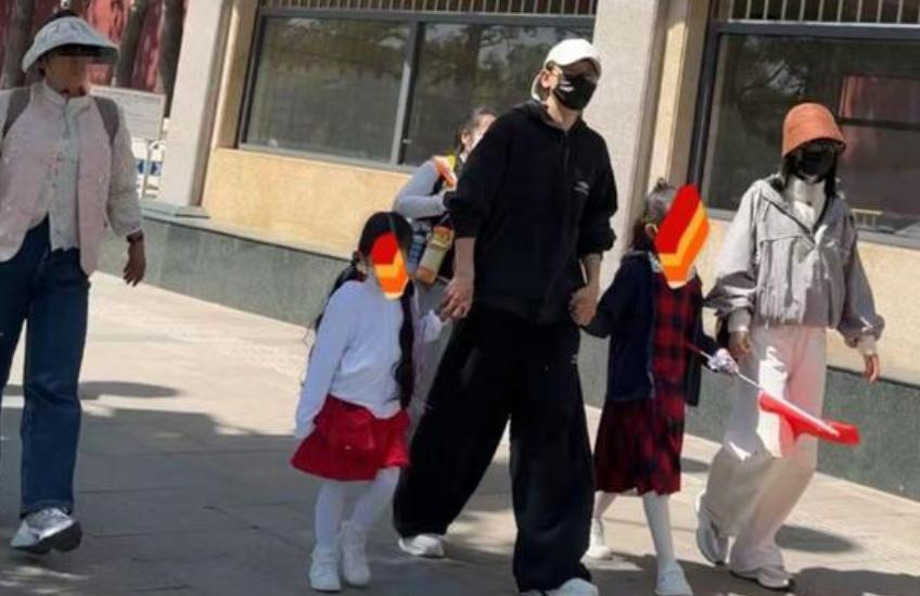 谢娜一家逛天安门，张杰被女儿围着牵手，小咘芽长发及腰像洋娃娃娱乐