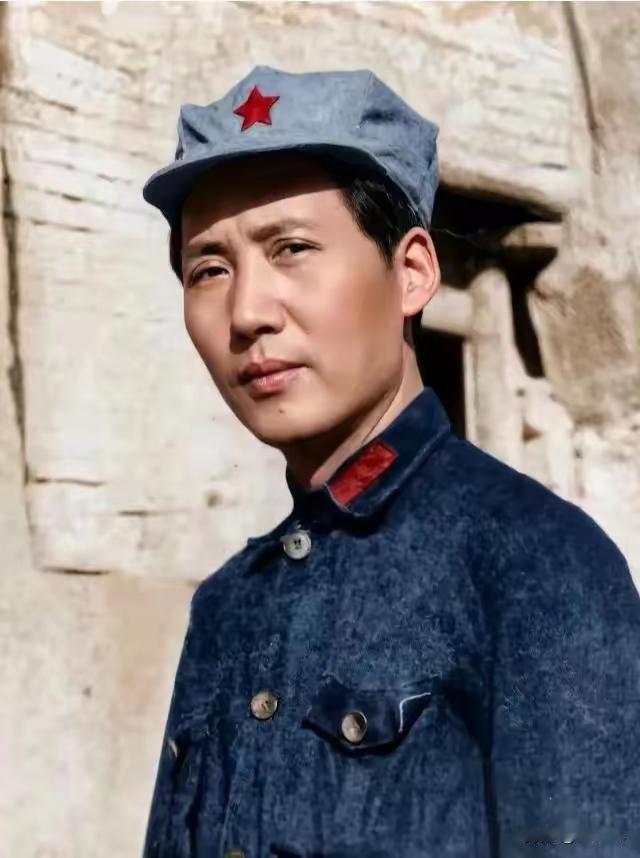 下面的图片一张是真实的毛主席，红军长征达到延安以后美国记者斯诺给照的，多么的英俊