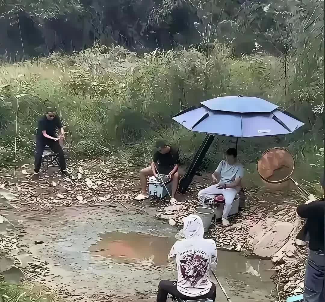“彻底解释不清了”湖南，有一名男子早上告诉妻子，他要到后山的小水潭钓鱼，中午不