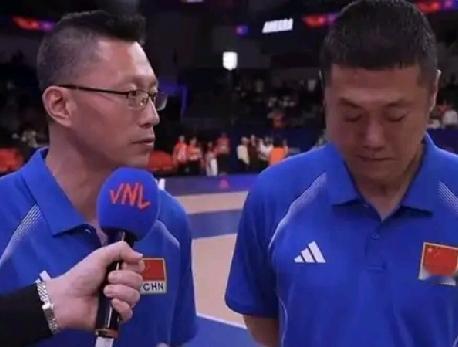 中国女排1比3负于巴西女排，主教练赵勇，在接受记者采访时就像一个犯了错的孩子接受