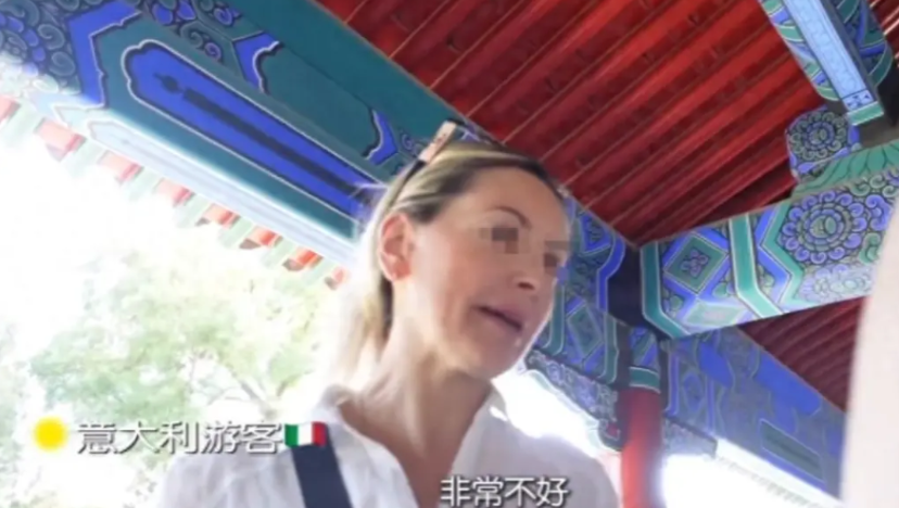 意大利游客安娜的抱怨视频火了。她举着手机在中国街头嚷嚷：“太不方便了！没人跟