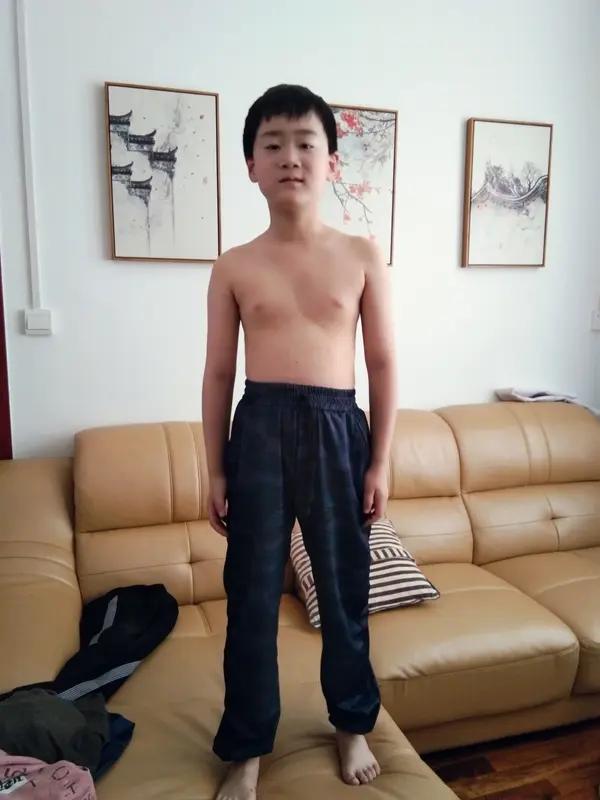 近日有报道称，河南周口有个9岁小男孩，就像一棵在风雨中独自摇曳的小树苗，父亲病逝