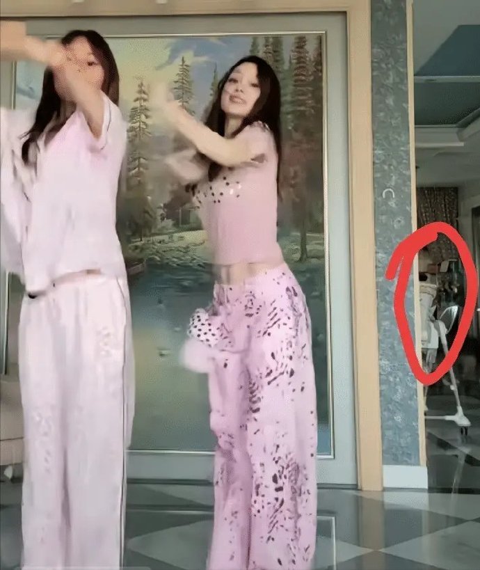 李小璐晒甜馨与她跳舞视频，网友发现她家中出现婴儿椅和小男孩，疑似二胎，李小璐回应