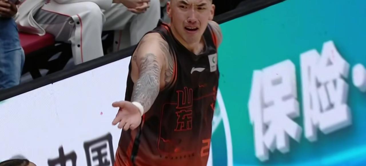 4月1日晚，CBA山东男篮102：93福建男篮。数据和球员得分：山东队篮板41