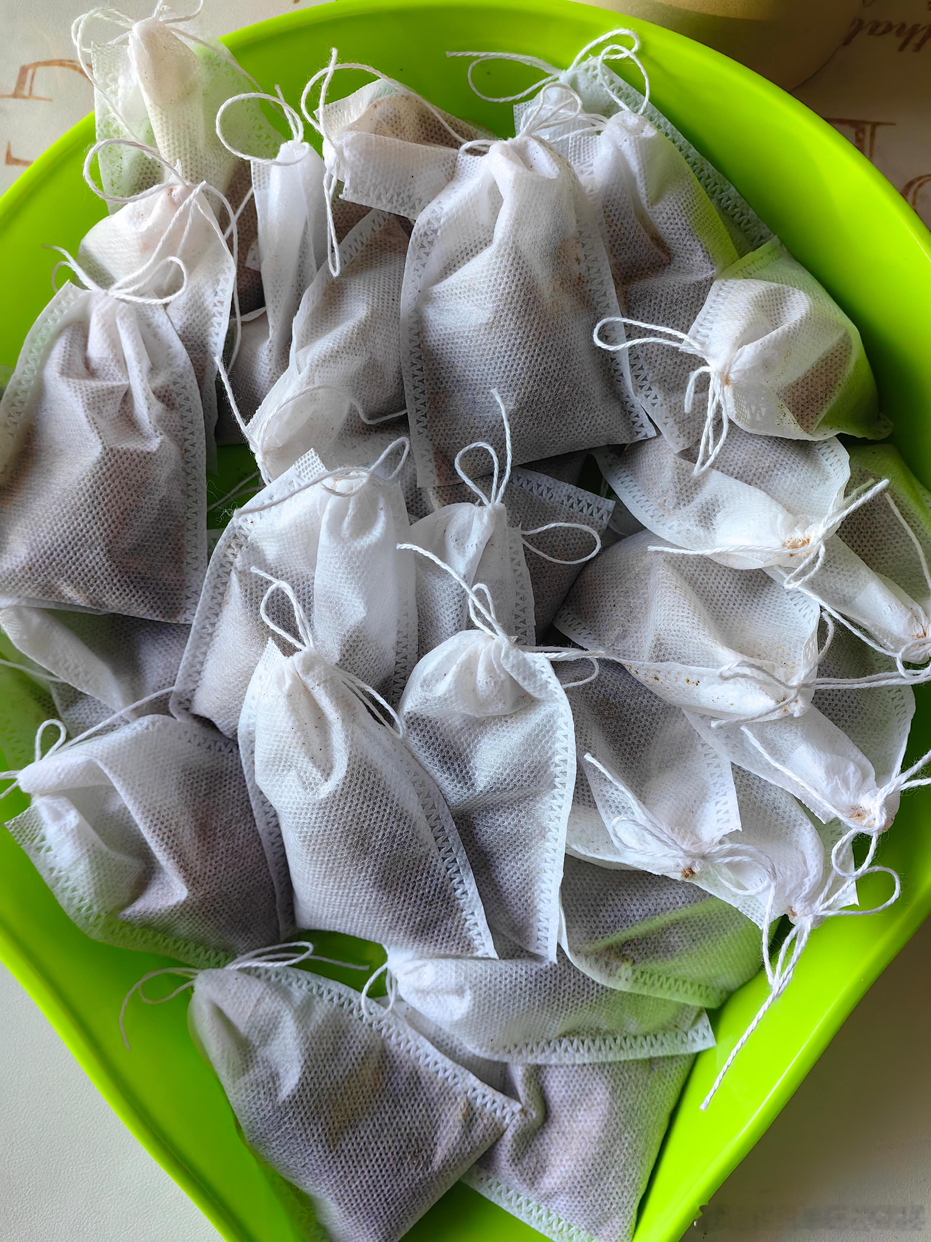 一朋友血脂有点高还有点脂肪肝想调理一下，又不想喝中药那就喝点中药茶饮吧。（喝着口