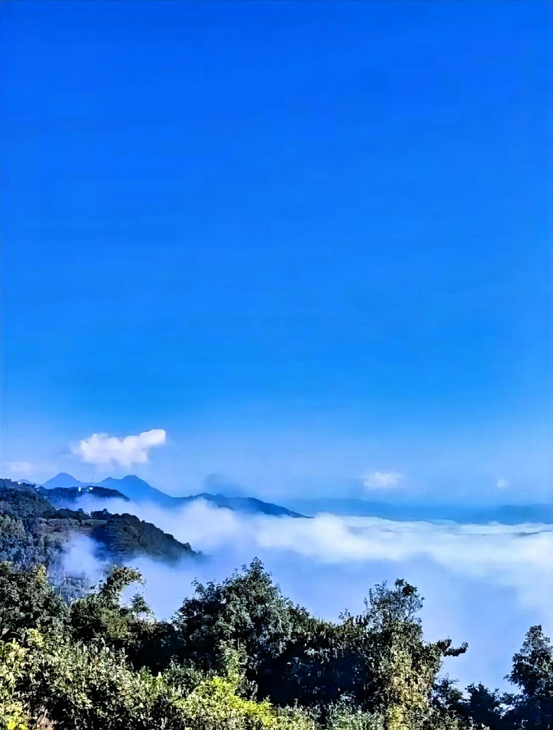 大自然的最美山水风景(图片欣赏)云海之上，山峦如梦，大自然的鬼斧神工。