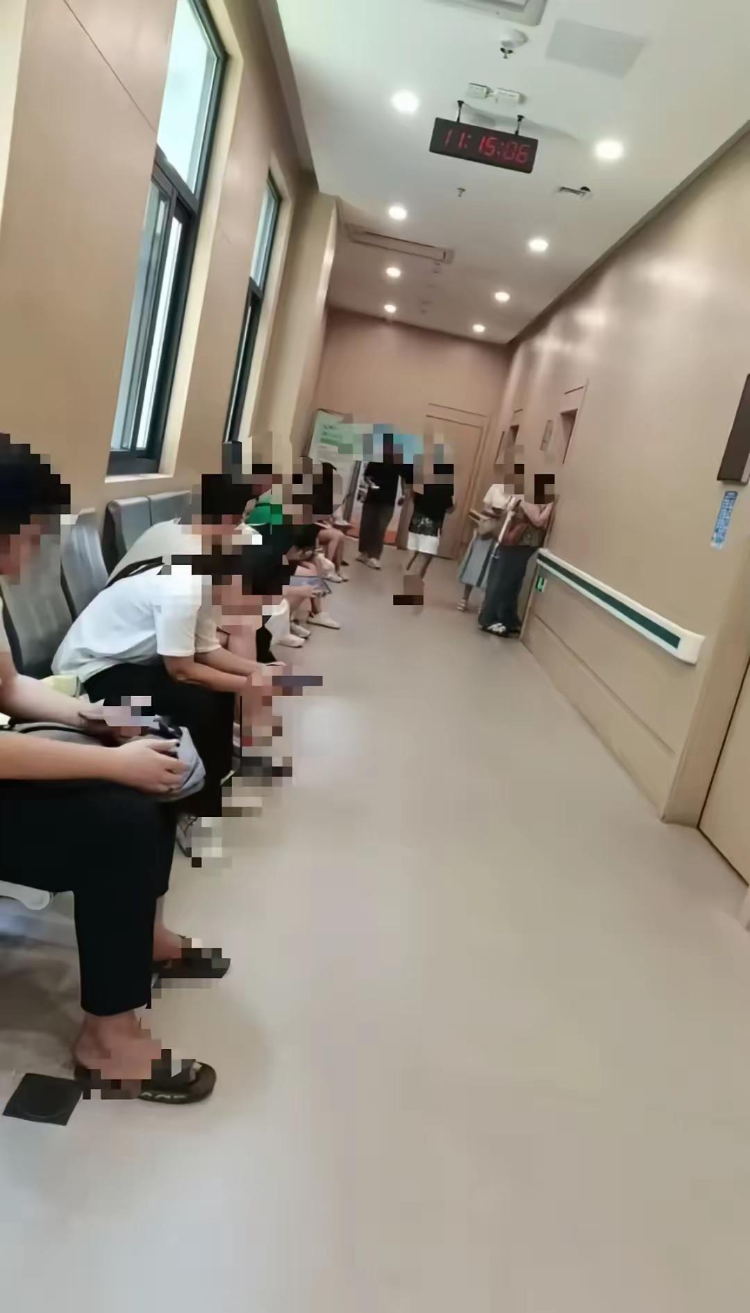 现在在孩子都怎么啦！今天去了一趟医院，被这一个情景深深地震撼到了在“抑郁症