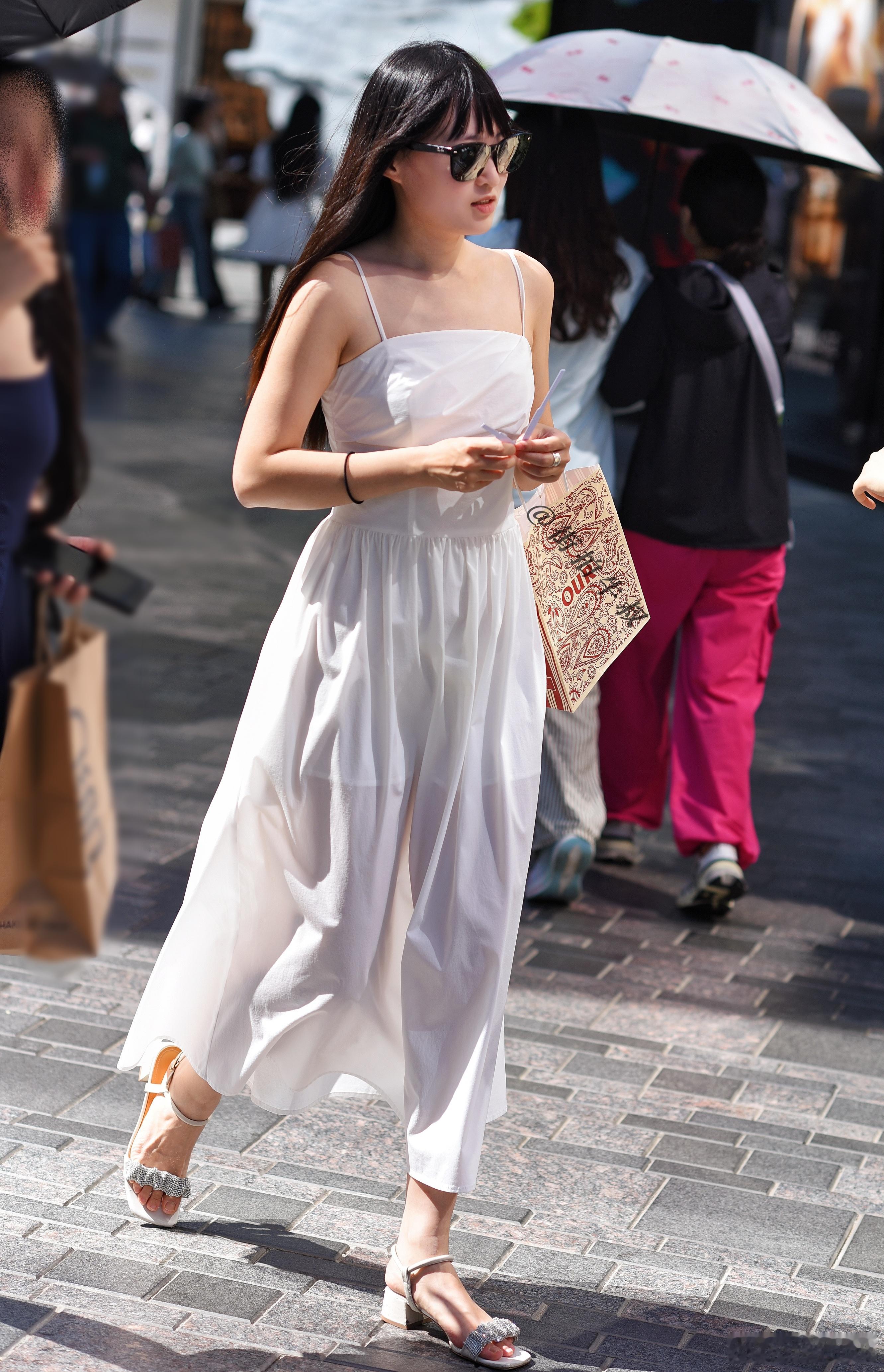 纯净漂亮的白色连衣裙