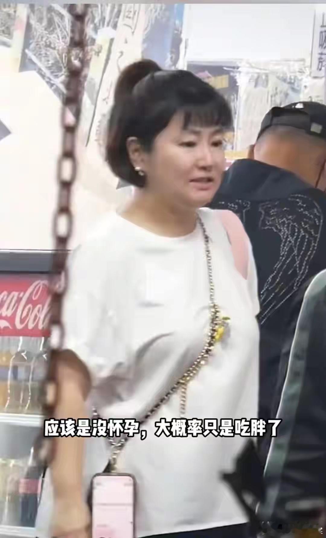 任家萱接儿子放学，她身材发福、胖出双下巴，小腹凸起可能怀孕了？