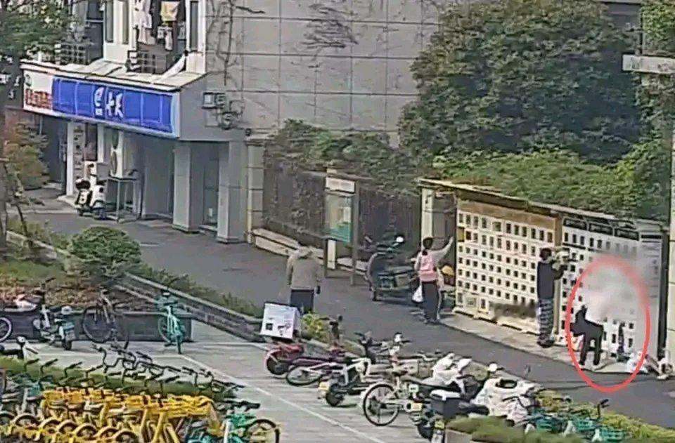 近日杭州一女子嘴馋顺走刚送2分钟的奶茶，被抓后竟称以为偷杯奶茶没人计较，警察也不