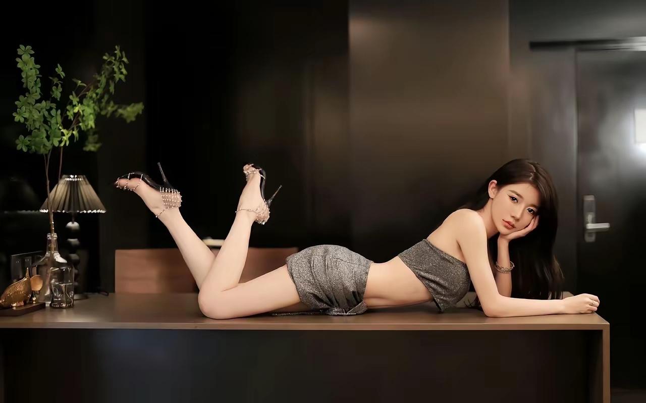 优雅躺卧，时尚穿搭，魅力四射！💃✨