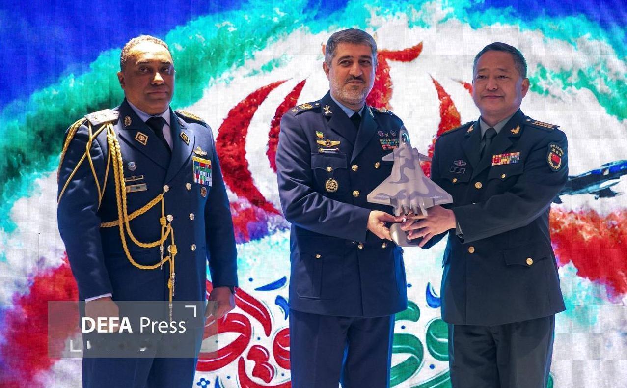 当地时间2026年2月10日，美国都把大军堆到伊朗家门口施压了，俄伊两家媒体同时