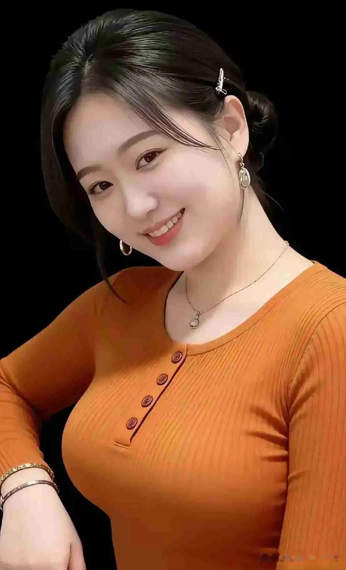阮郎归·暖橙衫云鬟轻绾玉钗斜，橙衣衬素华。嫣然一笑胜春花，温柔自可夸。