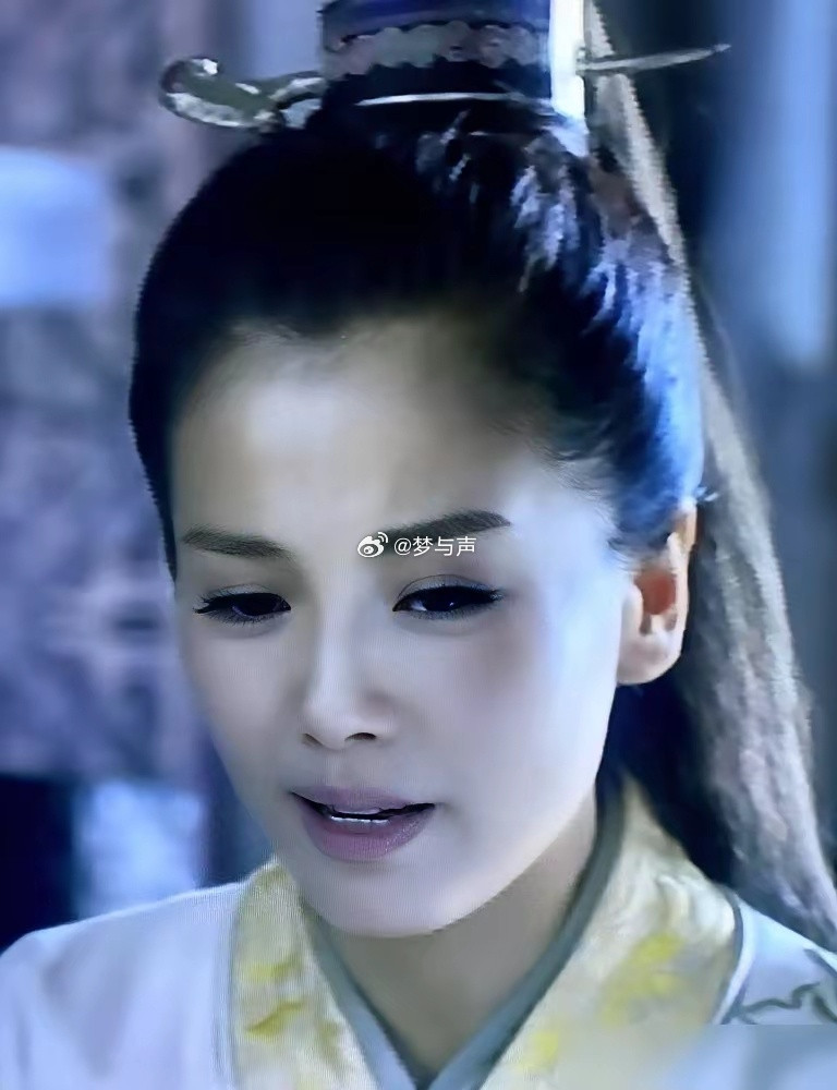 《琅琊榜》制片人侯鸿亮，曾因压力删减前三集，至今后悔。他说，那是全剧的魂。导