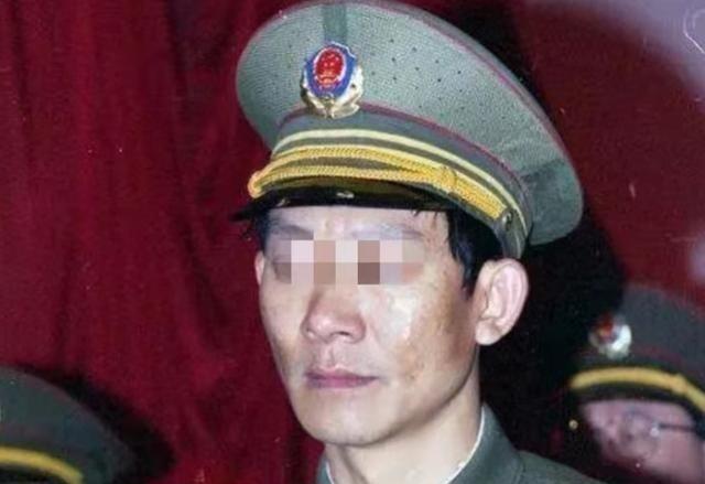 1992年，一名缉毒警察受邀参加颁奖仪式，由于主办方的失误，不小心切成了直播，导