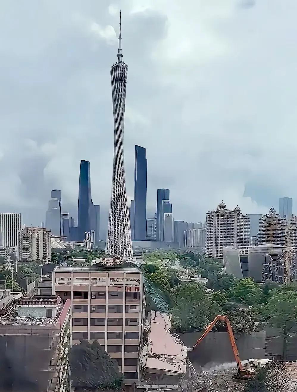广州的中轴线工程在不断的推进。拆拆建建也都是GDP，还能解决一部分就业，城市环