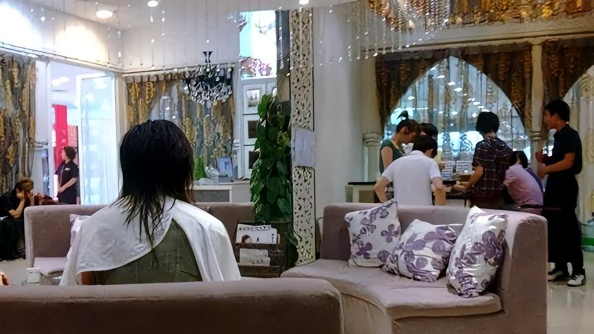 生活中危险可能突如其来，就像武汉的王丽在椰岛美发店洗发时遭遇的猥亵事件。7月