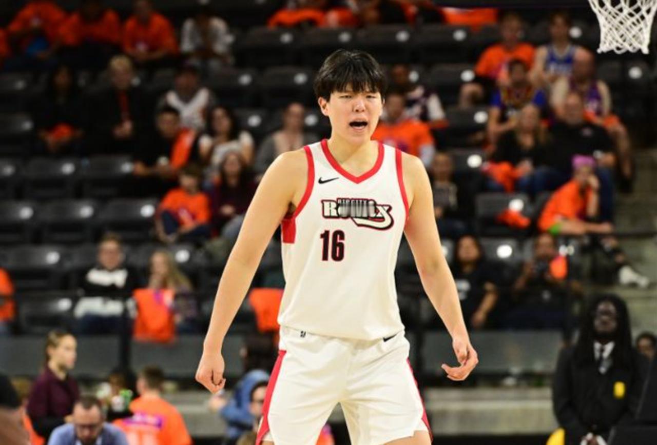 真的不容易！杨瀚森获得了主教练的肯定，自信心也是得到了提升。由于在NBA联赛连