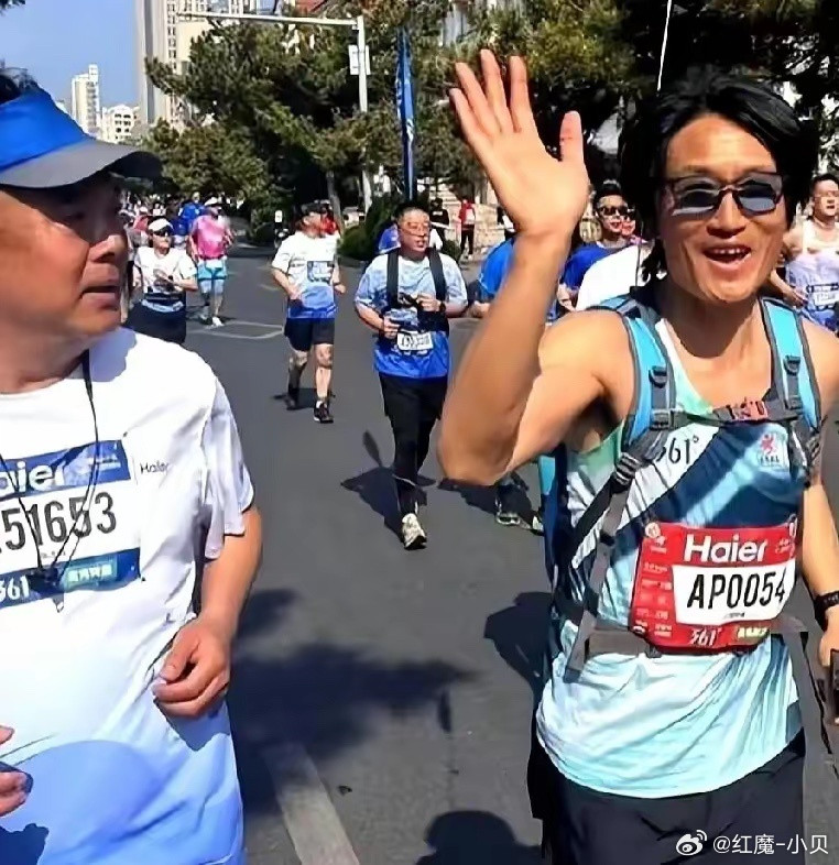 前中超球员送外卖引热议，职业无贵贱！49岁的前中超球员邱忠辉，曾是足协杯冠军、国