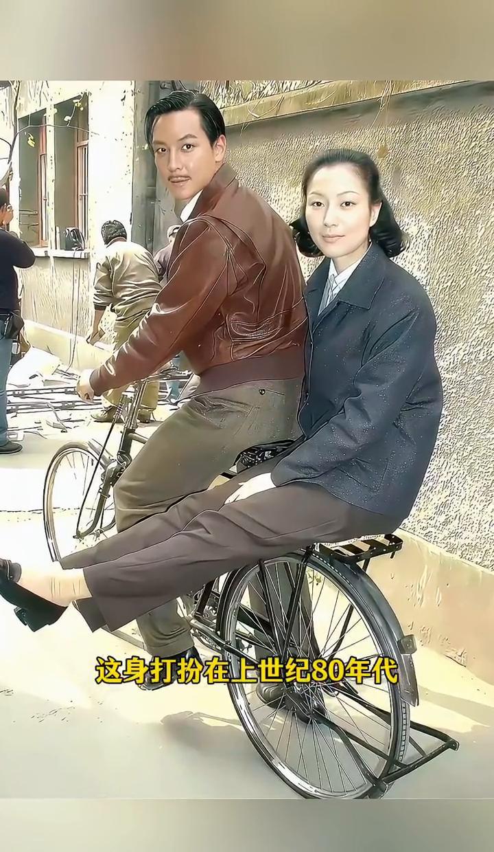 八十年代，一辆二八大杠，比现在的豪华车还香。男人穿花衬衫、喇叭裤，歪着脖子歪着