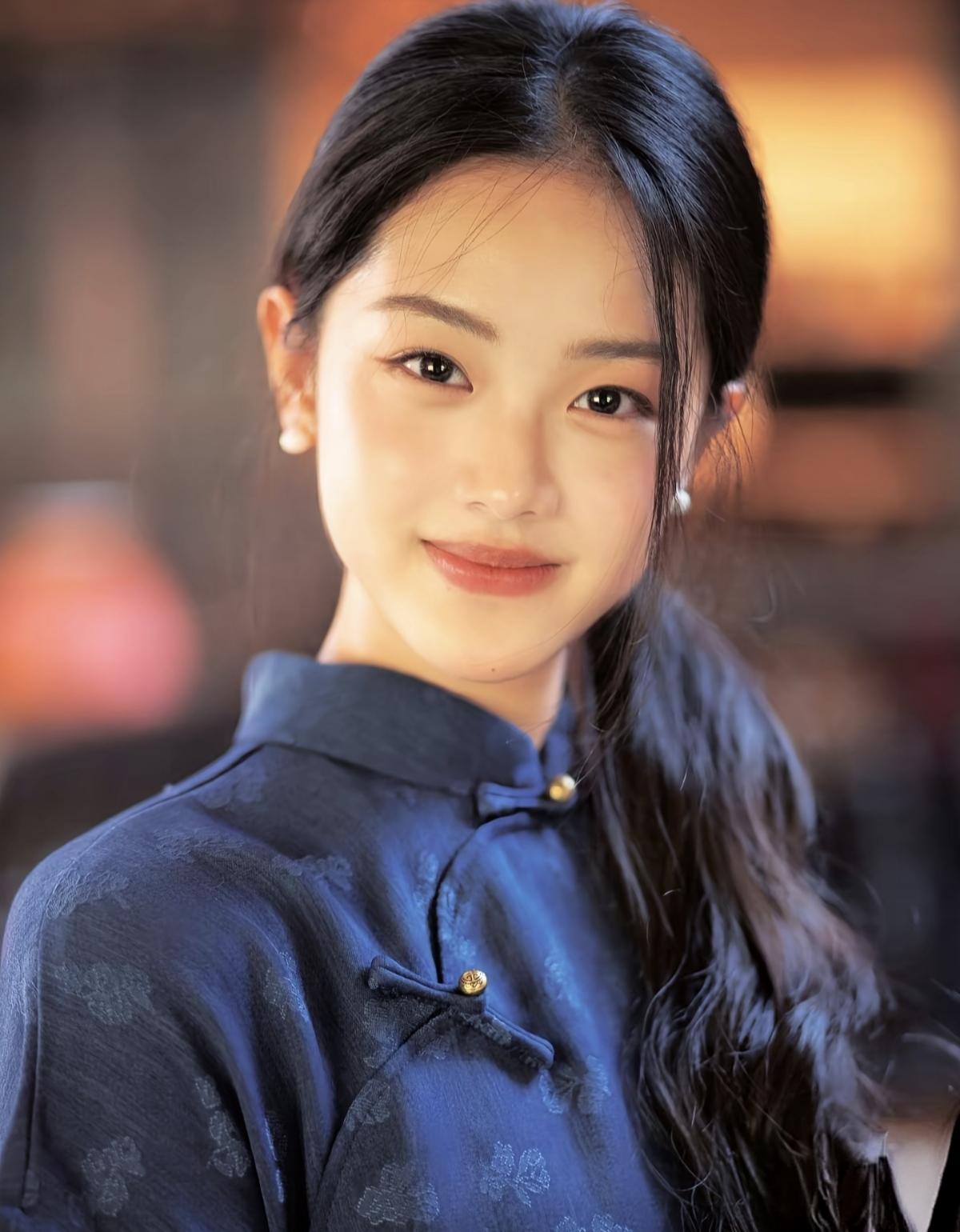 她是一个传统美人，看上去有点像李小璐的女儿甜馨。