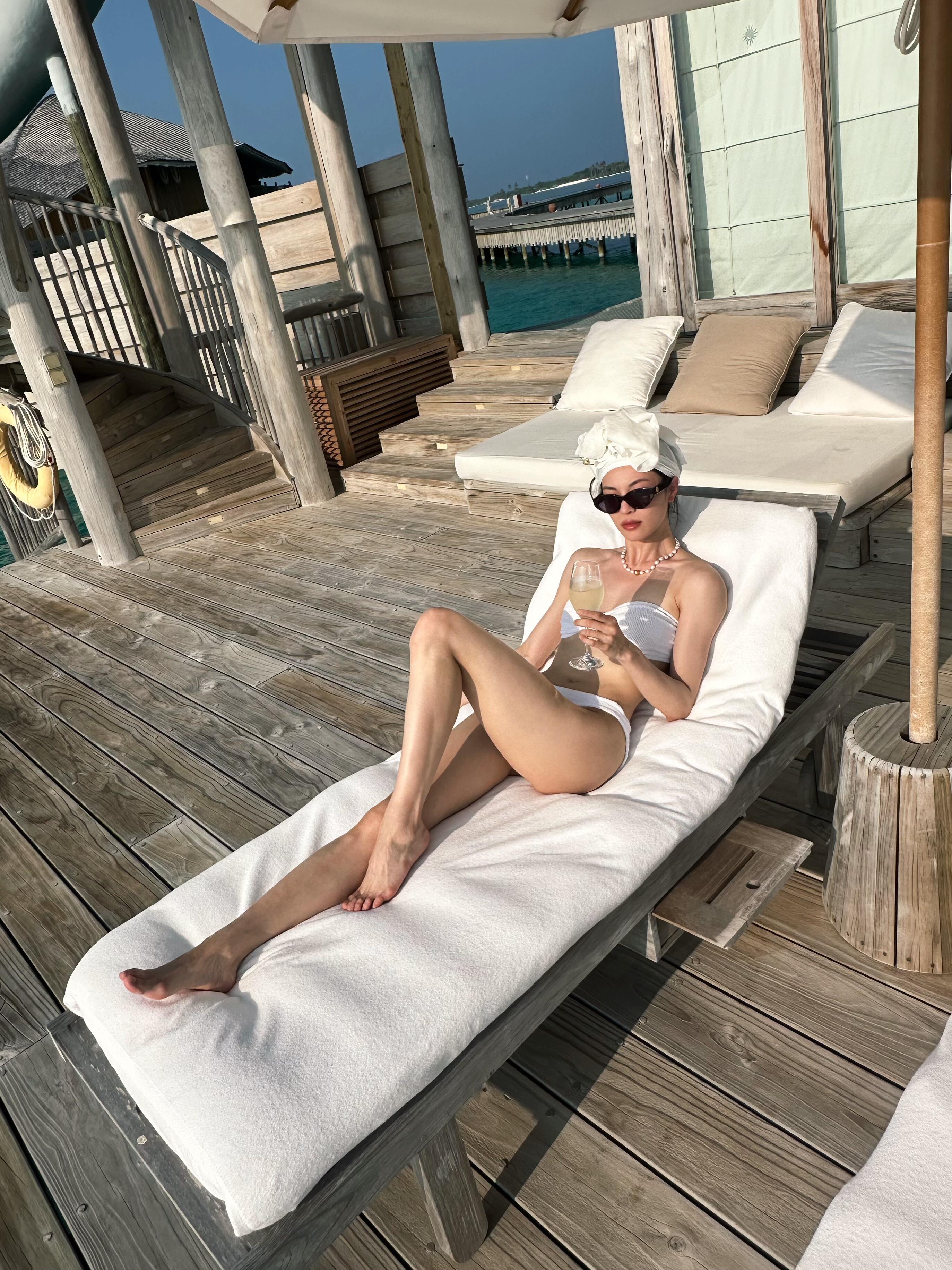 钟楚曦马尔代夫旅游照白色泳装绝美身材✨🤍