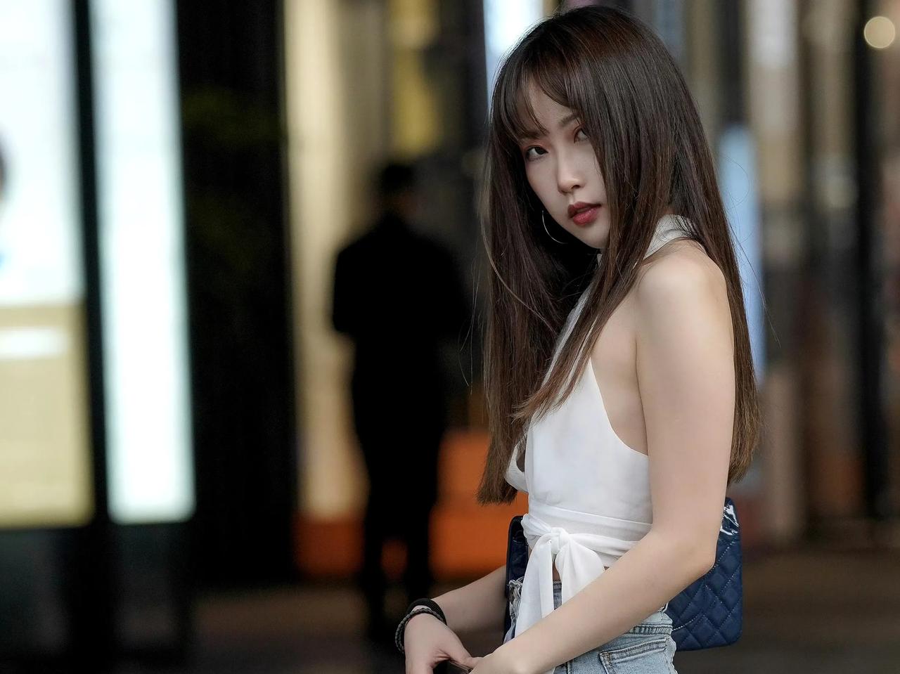 牛仔裙，大长腿，尽显完美。身材分享时尚潮流街拍包臀牛仔裙搭配牛仔美腿牛仔超