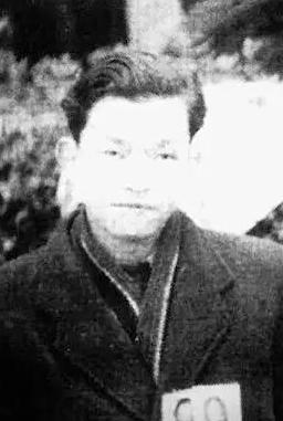 1949年，一军统少将在重庆街头看到了一个地下党员，立马冲上去抱住他大喊：“这是