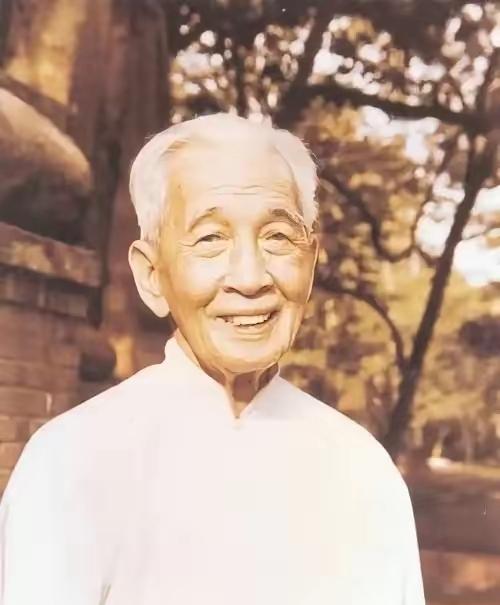 1945年，傅斯年整顿北大，30多名伪教授集体求饶，他将顶尖学者容庚扔出大门，一