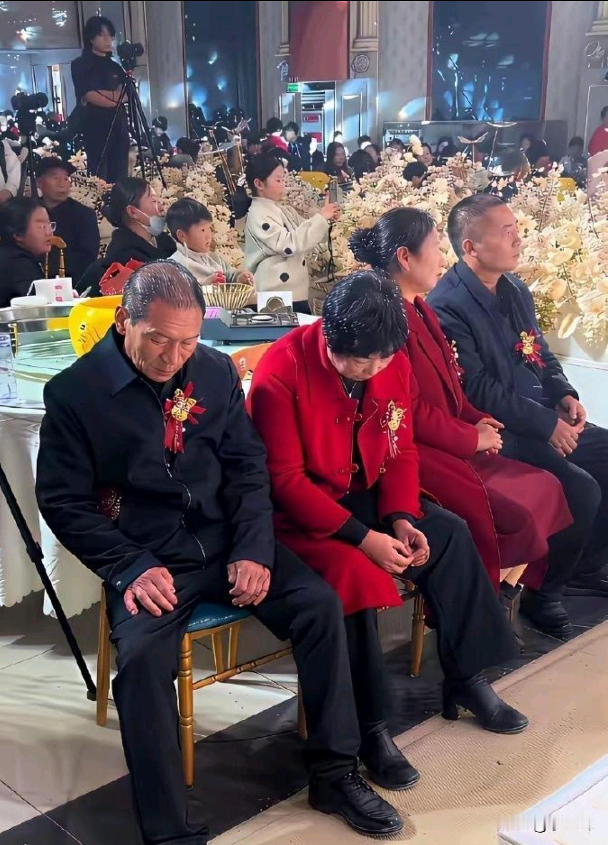 大喜日子，感觉他们都不怎么高兴呀