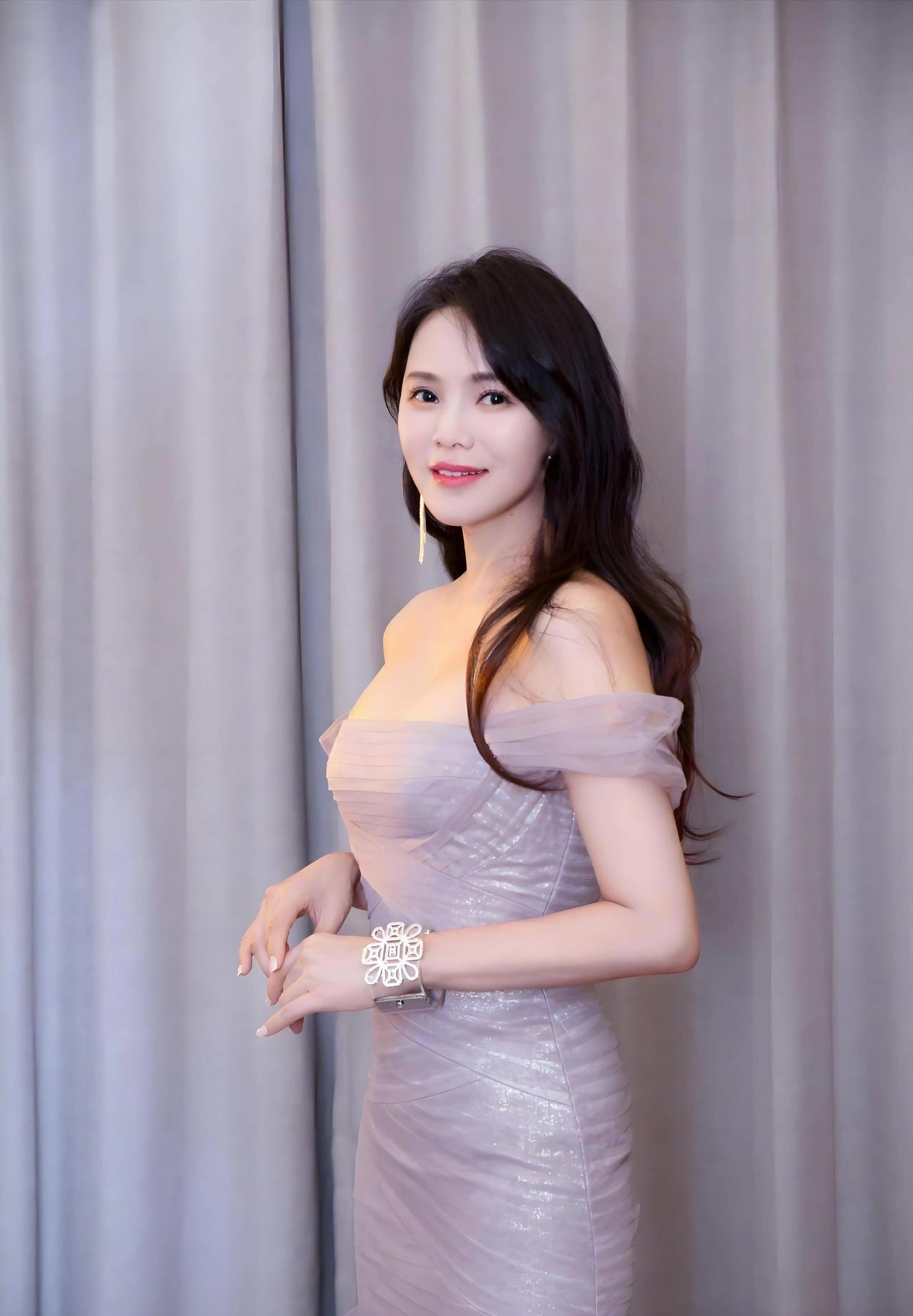 秦昊爱上伊能静时，伊能静存款千万，两套豪华别墅，事业如日中天。有人提醒秦昊，你2