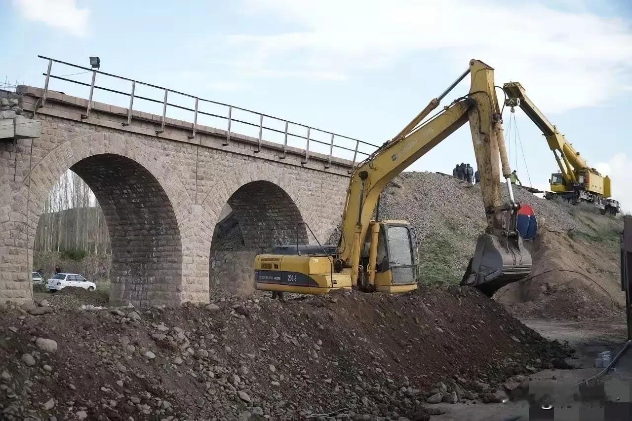 伊朗这修复能力简直逆天了！美以空袭炸断德黑兰等地8座公路铁路大桥，其中4座在马什