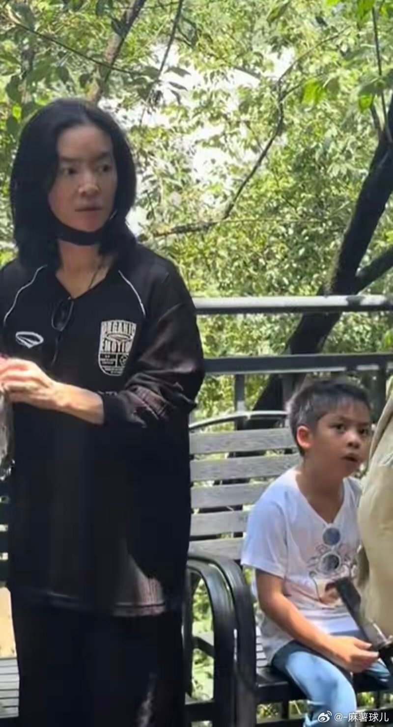先有章若楠来贵州千户苗寨，后有李晟一家3口游黄果树瀑布，无疑是旅游胜地和避暑胜地
