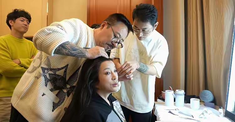 给刘晓庆化少女妆，化妆师的工钱得翻几倍吧？脸上的粉不知道打几层，还要给眼角和脸