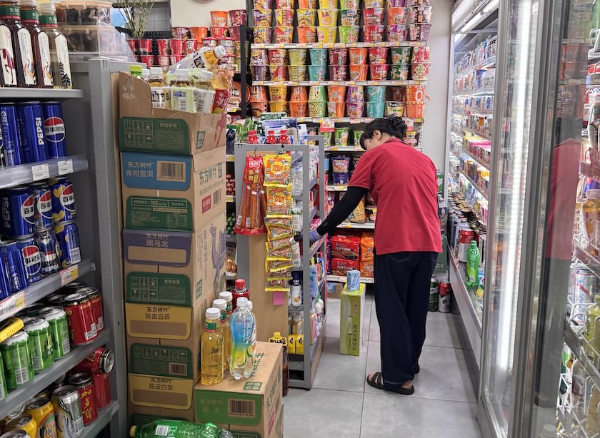卖假烟的美宜佳又被过期食品绊倒