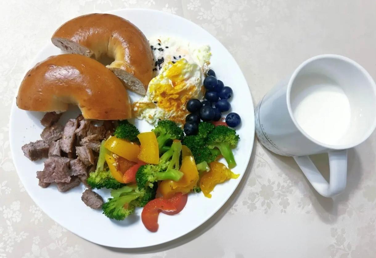 偶然遇见许久未见的老同学，曾经大家口中的小胖子，如今样貌气质大变。