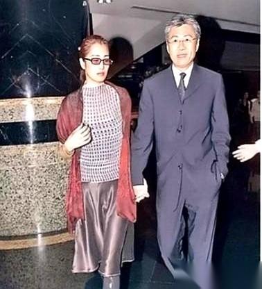 刷到巩俐和她前夫黄和祥那张老照片，突然就懂了。郎才女貌，一个商界大亨，一个影坛