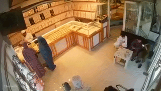 国外一家黄金首饰店里。4名持枪匪徒突然闯进店里抢劫黄金饰品。本来这伙劫匪的整