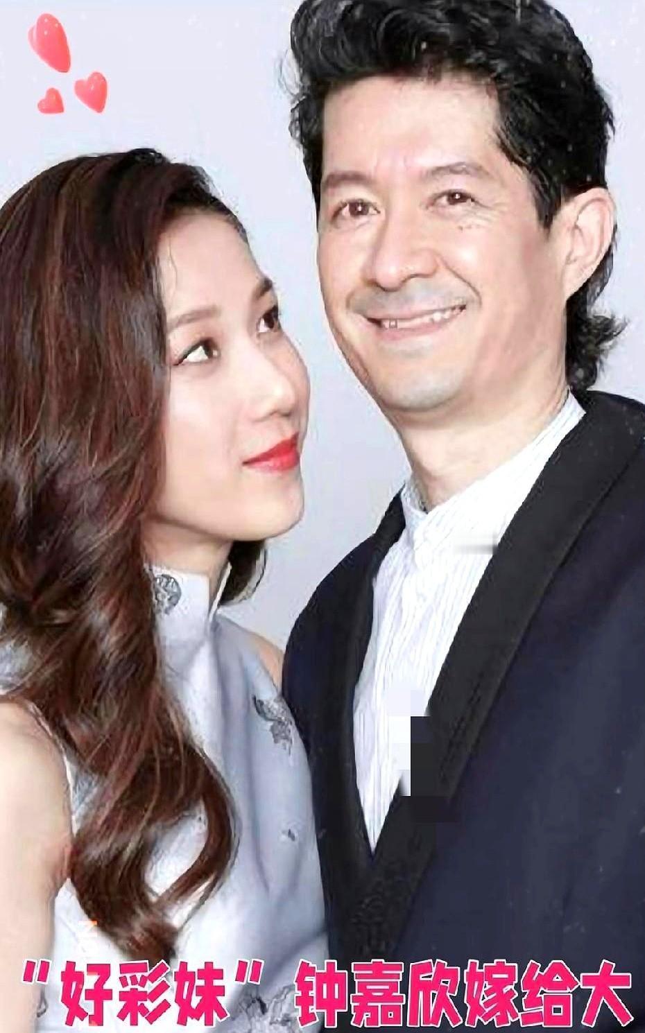 钟嘉欣被曝搬离加拿大豪宅，独自带三娃回港租房，已分居半年。港姐冠军出身，演过溏